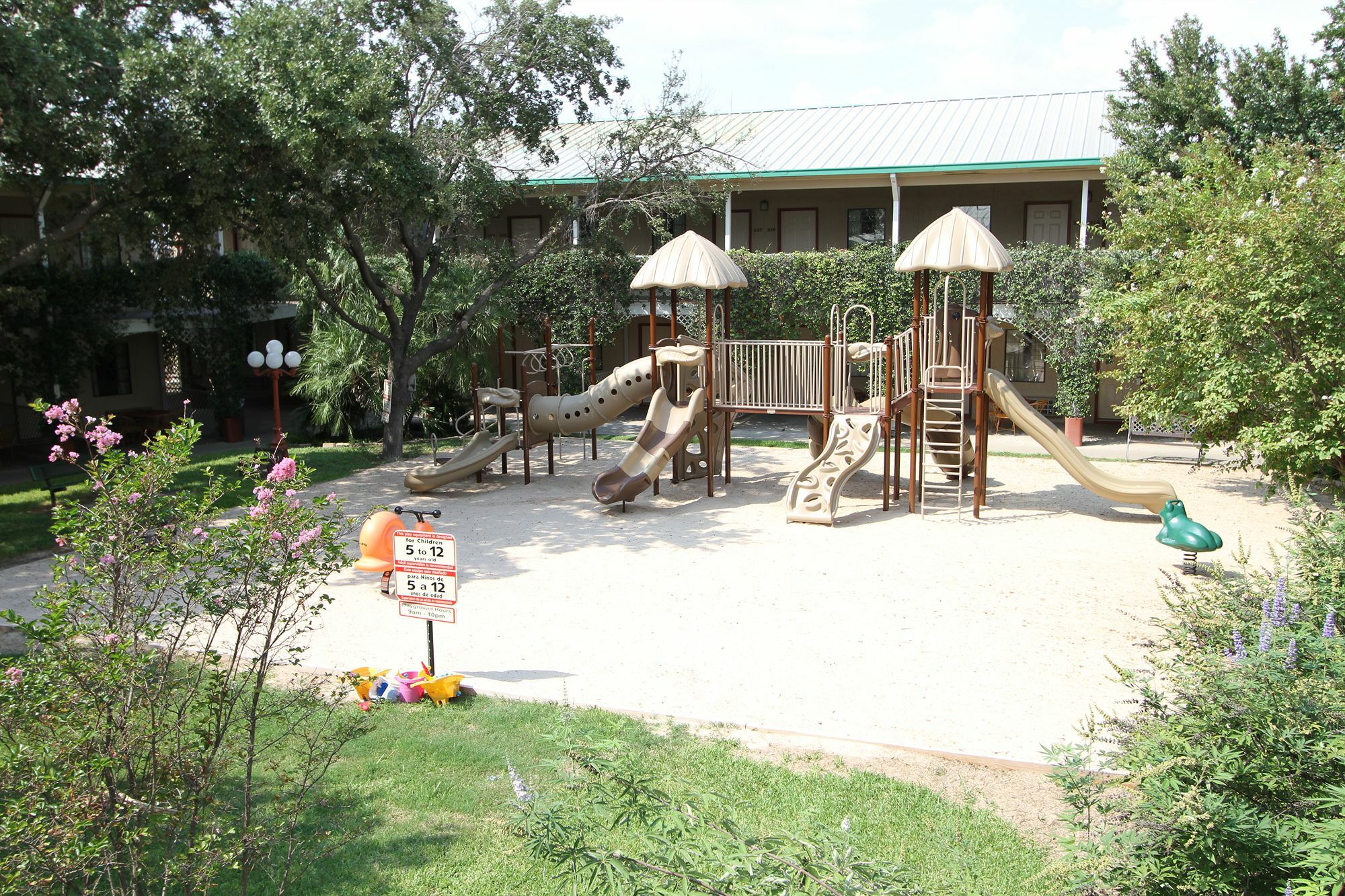 Family Garden Inn & Suites Laredo Exterior foto